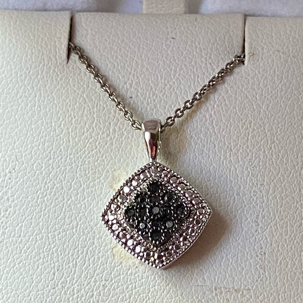 Elegant VERA WANG Silver Pendant Necklace